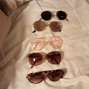 Solglasögon i olika modeller - Knappt använda, har för många par..