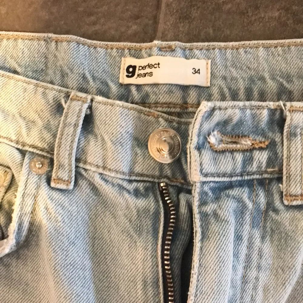 Säljer dessa jeansen från Gina tricot. Kan tänka mig byta mot ett par i samma modell bara i en mindre storlek (32) dessa är i (34). Eller sälja dom. Dom har inga fläckar eller något utan är helt ofläckiga. Hör av er om ni har några frågor eller funderingar💗💗. Jeans & Byxor.
