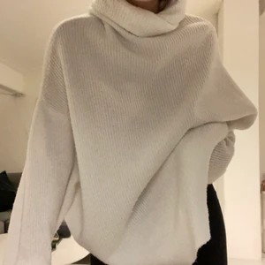 Oversize stickad tröja - Knappt använd så den är som ny! Så mysig och går ha som klänning eller till byxor / cykelbyxor i sommar💓