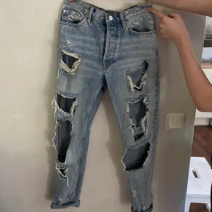 Bikbok mom jeans i storlek XS, passar även S. 