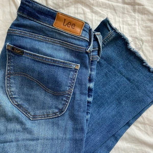 Bootcut Jeans Lee - Blåa Jeans från Lee i midwaist💓 de är avklippta nertill så de är lite kortare än 33 i längd, jag skulle säga 32, jag är 168 cm för referens☺️