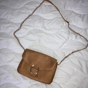 Beige liten väska - En väska som passar till mycket och är skön att bära 