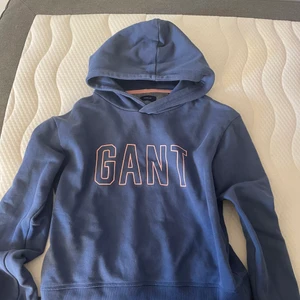 Gant  - Bra skick köpt från  gant , storlek 158/164 ,använd ungefär sex gånger  ,  köpt för  700 kr mitt pris. 300 .(   Köparen står för frakt )❤️❤️