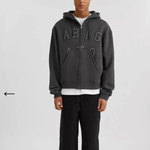 Axel Arigato - Säljer denna hoodie från Axel arigato i storlek M då den inte passar mig, den är liten i storleken. Den är köpt här på Plick men i bra skick. 
