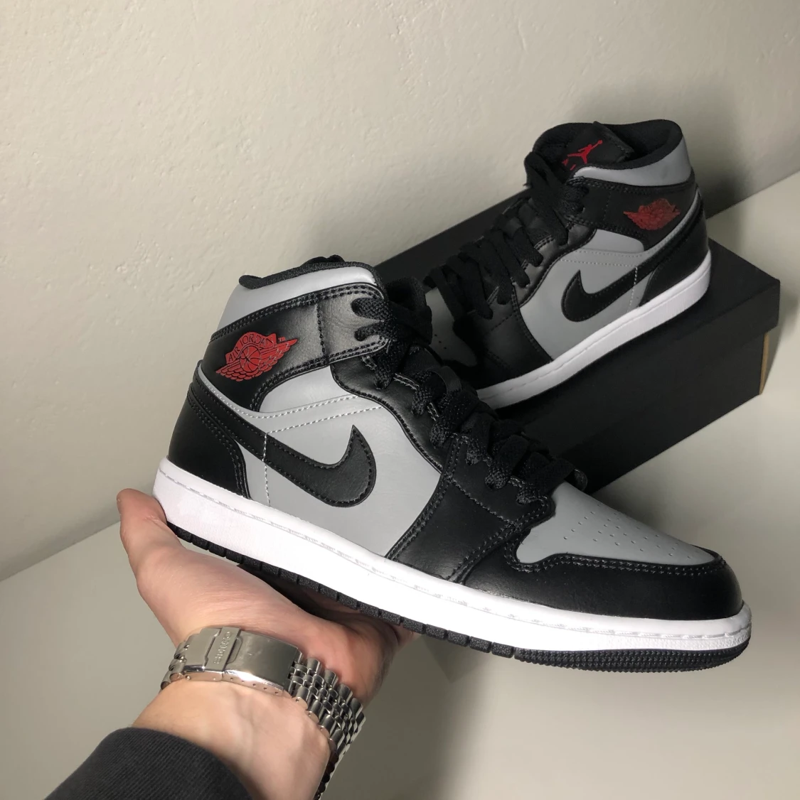 Jordan 1 Mid - Shadow Red 