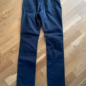 Slim stretch jeans with tonal stitchings and brass colour button and rivets. 30 degrees machine wash. Innerbenlängd 77cm. 