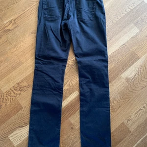 Filippa K Niki Twill Jeans - Slim stretch jeans with tonal stitchings and brass colour button and rivets. 30 degrees machine wash. Innerbenlängd 77cm. 