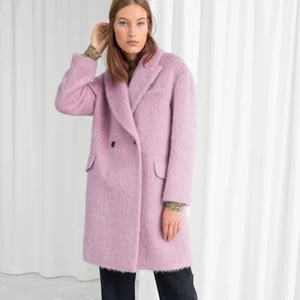 💗 rosa kappa från & other stories💗 - Säljer favvokappan från &other stories, varm och skön i ullblandning💗 köpt för 1300kr. Fluffig och härlig samt med fint satin-foder på insidan!