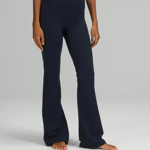 Lululemon groove pant - Säljer mina lulus. Jag har haft på mig dom en gång. Den perfekta passformen men lite för små för mig tyvärr. De är alltid slutsålda så slå till!! Så sjukt flattering. Nypris 1200 kr. Jag har sytt upp dom så de passar alla som är mellan 160-165 cm. Emma Chamberlains favvobyxa som du ser på sista bilden.