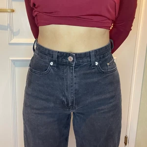 Loose Mom jeans, ultra high waist stl.34 - Loose mom jeans, ultra high waist ankle length storlek 34 svarta stentvättade högmidjade jeans från H&M. modellen bär vanligtvis storlek XS (34) och är 158 cm lång, Helst leverans via post (spårbart) men de går eventuellt att mötas i centrala vallentuna, Täby, Danderyd eller Solna  