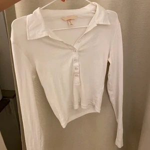 TRÖJA MED KNAPPAR - ”Rugbytröja” från H&m som man kan välja hur mycket man vill knäppa upp. Storlek S med stretchigt och ribbat material💖