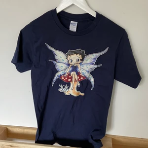 graphic tee - trycka med jätte sätt tryck köpt second hand. top skick, som ny! passar xs-m beroende på önskad passform