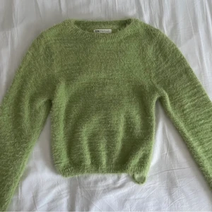 standivarius tröja - Superfin tröja från strandivarius, öppen i ryggen och ”fluffigt” material. Storlek S men passar XS-M då den är stretchig😁