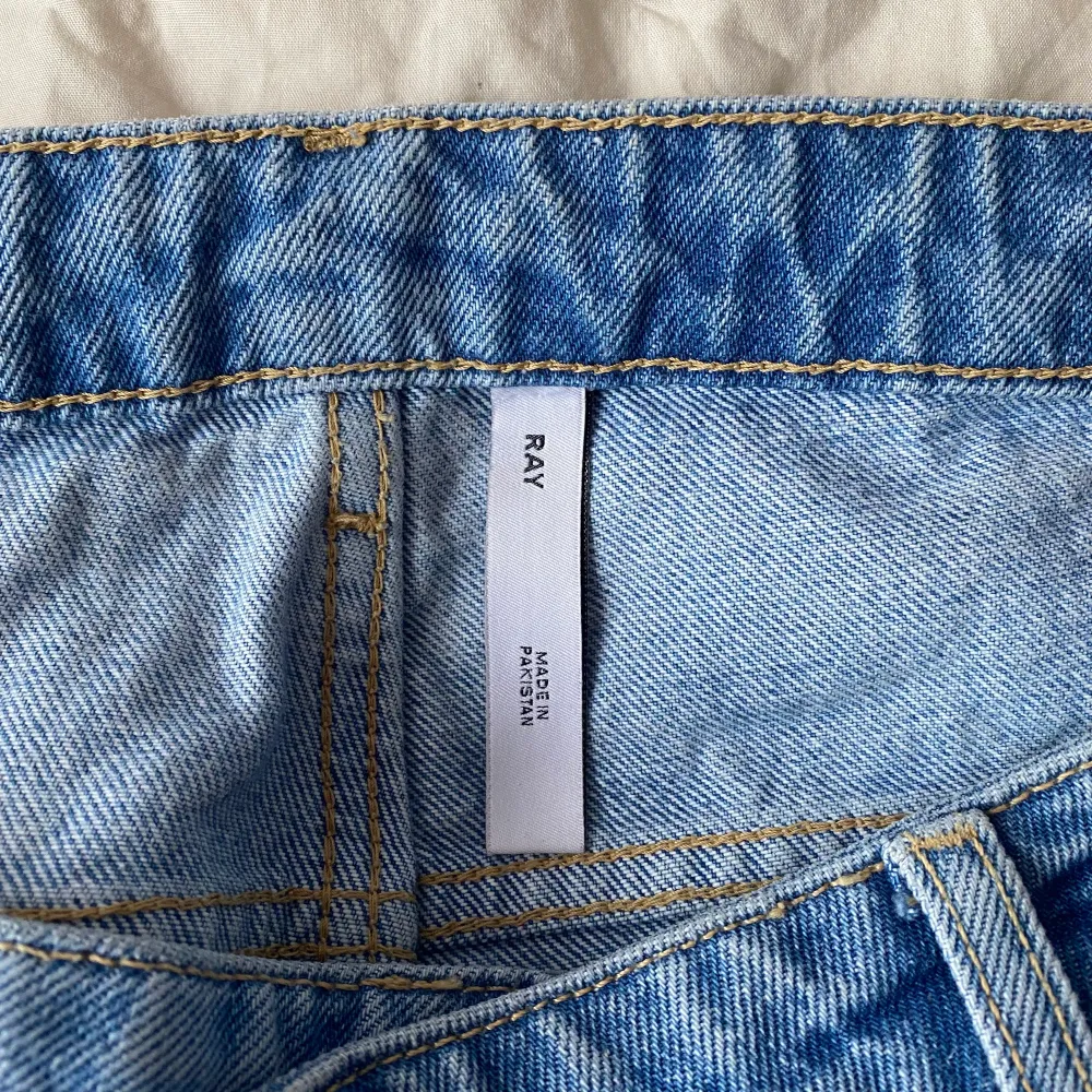 Weekday Ray jeans! Strl 33/32, lite för korta på mig som är 178cm. Kan eventuellt mötas upp i Sthlm/Norrtälje. Köparen betalar frakt. Hör av er vid frågor!. Jeans & Byxor.