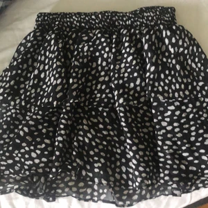 Populär kjol.  - Säljer denna kjol. Köptes förra sommaren. Jag har använt den 3-4 gånger så den är hel och har inga defekter. Säljer eftersom den inte riktigt är min stil. Lånad bild. 