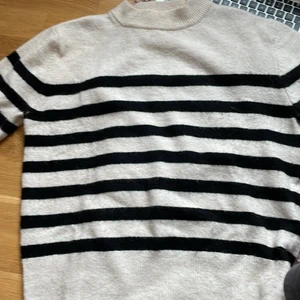 Randig stickad tröja - Randig stickad tröja från hm, finns tecken på användning men inte alls mkt annars bra skick