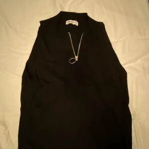 Väst med dragkedja  - Svart väst med dragkedja. Helt oanvänd 