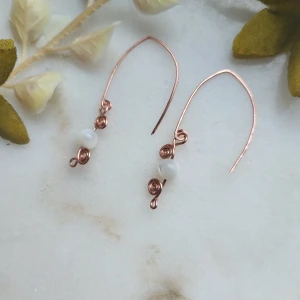 Handgjorda örhängen äkta pärlor Nya  - Handgjorda av mig. Fantastiskt söta örhängen med trochus shell bead.   Se gärna mina andra auktioner för fler smycken :)  Skickas I inplastad vaddering+smyckespåse och med post nord.   Sannas_hantverk på instagram 