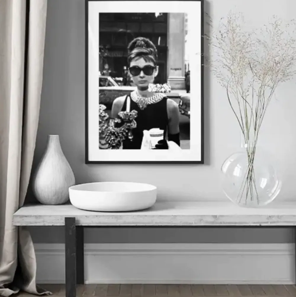 Snygg & häftig svart-vit poster med Audrey Hepburn som motiv!!  Mått: 50x70. Inköpt från Desenio.. Övrigt.