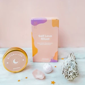 Self love ritual kit - Säljer detta self love ritual kit, har flertalet och allt på bilden ingår. Har börjat arbeta med ohlamoon och får därför mycket grejer hem jag tyvärr inte har plats för. Säljer dem därav billigare med 13kr frakt. Helt oanvända 🌸 (använder deras bilder). Nypris: 280kr ‼️ INGET SAMARBETE