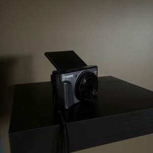 Canon SX730 HS kamera Jag säljer denna pågrund av att jag vill uppgradera till en ny kamera. Kameran funkar som den ska och det medföljer även laddar + en liten kamera ”väska”