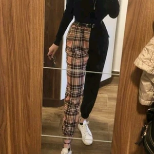 Tartan Cargos - Köpta från plick för 200kr, men storleken passar inte som jag vill. Kedja och bälte följer med. Skicket är perfekt då jag inte har använt dom. Och materialet är  ungefär som linnebyxor fast lite tjockare. Köpare står för frakt💕
