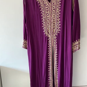 Lila vacker kaftan  - Bomull  guldtrådar kan fixas så den blir ännu finare