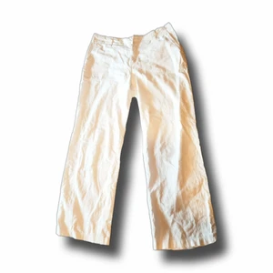 Vita linnebyxor! - Vita, jättesomriga linnebyxor! Och sommaren är ju snart här! Ett plagg som passar till allt☀️ den saknar en knapp av två och har en ljus centimeterstor fläck på benet (se bild 3), men annars i gott skick🌸💗