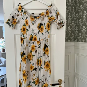 Härlig sommarklänning  - Skön sommarklänning från Gina, använd en gång.             