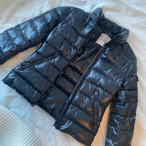 Moncler jacka - Säljer min fina jacka från Moncler då den tyvärr inte kommer till så stor användning längre. Storlek 152 men passar mig som vanligtvis har XS. Det tillkommer en svart huva med päls. 