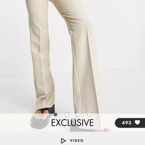 Beigea lågmidjade kostymbyxor  - Byxorna är köpta från en annan tjej här på Plick☺️. Dom är i bra skick och bara använda någon enstaka gång. Säljer dom då dom inte kommer till användning.