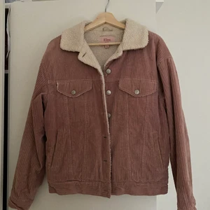 Rosa manchesterjacka  - Perfekt vår/höstjacka från Elsa Hosks kollektion för Bikbok! Den rosa färgen är mer som på sista bilden. Jättefin och bra kvalitet men kommer inte till användning för mig längre:) normal i storleken! 