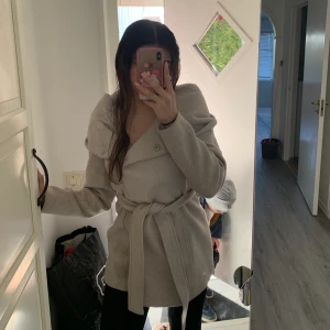 Kappa vårjacka - Jättefin beige kappa perfekt för höst och vinter. Använd ett fåtal gånger därav i mycketfint skick. Köptes på New Yorker för 500kr 