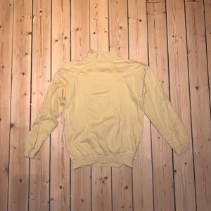 Gul halvpolo 80-tal - Söt och mjuk italiensk tröja som har den perfekta twin peaks-viben. Älskat den här länge men den är tyvärr för liten nu! Otroligt bra kvalite då den fortfarande känns som ny. 💓 Mudd längst ner vilket gör att den sitter väldigt bra över en 60-talsklänning eller ett par 501or.