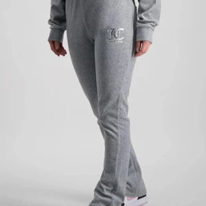 Juicy couture byxor - Fina juicy couture byxor i bra skick. Färgen är grå och Storlek XXS! Nästan helt nya men säljer då jag inte använder de sig mycket! Buda eller kontakta vid intresse! Kan skicka fler bilder!💗 Startbud: 450kr!