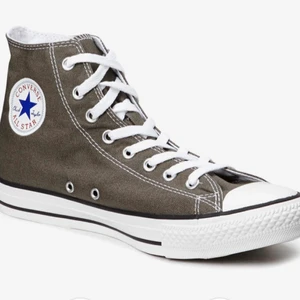 Bruna converse - Bruna converse skor använda endast en gång då jag direkt kände att de it var min stil så de är näst intill orörda de är i strl 37 och sitter sååå fint på, priset går att diskutera o hör av er vid frågor💕💕