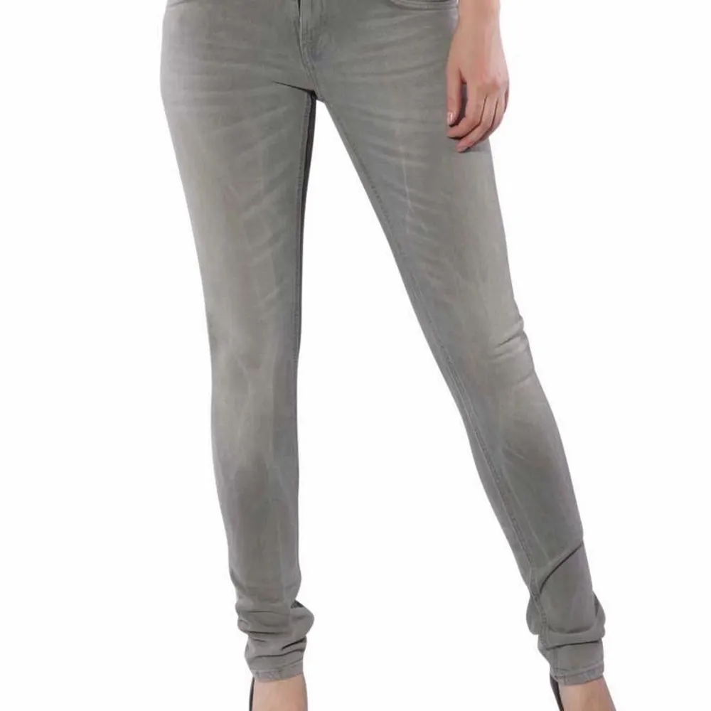 Helt ny Nudie jeans , Modell : long John tight enru grey. Storlek w30-L34 . Medja 40 cm x 2 . Längd 106 cm. Stretch . Material 98 cotton % 2 % elastain . Jeans & Byxor.