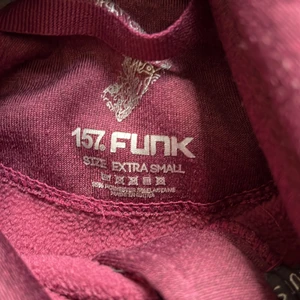 157 tjockiströja  - Använder inte men fin färg och bra när man är ute i skogen