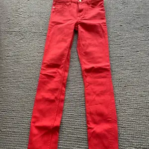 Röda slimfit jeans från Mango