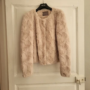 Fusk-päls - Beige fusk-päls från Vero Moda i storlek s. Använd ett par fåtal gånger, i fint skick.