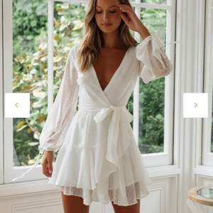 En vit jätte fin klänning från dennis maglic som är använd en gång. Passar super bra nu inför studenten och sommaren! Bilder från dennis hemsida💕