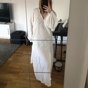 Så fin maxiklänning! - Vit maxiklännig! Så fin och skön att ha på sig 😊 passar perfekt till sommarkvällar
