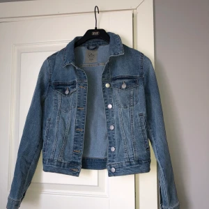 Jeansjacka - Ljusblå jeansjacka i fint skick, inköpt från Vero Moda i storlek XS. Jackan är i ett stretchigt material och är i nyskick trots användning! 😃