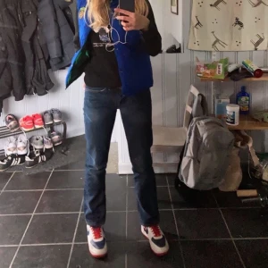 Levis jeans  - Säljer mina Levis modell 519 pga att de blivit för små. Toppskick och snålt använda :) Har sprätt de nere vid anklarna så de är nån cm längre än från början 😊 Du står för frakten! 