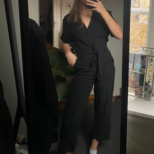 Jumpsuit - Perfekt jumpsuit från & Other stories, skrynklig på bilderna men annars jättefin