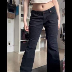 Superfina flaire lowrise jeans med söta fickor! Jag brukar vanligtvis ha runt storlek 28 i byxor ☺️