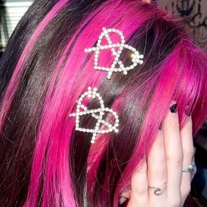 iGirl hårspännen  - Anarchy clips från amerikanska indiemärket iGirl, mäter cirka 4x5 cm. Kan även hängas på ett halsband om man vill! Superbra skick, inga tecken på användning. Kan mötas upp på södra sidan av stockholm annars står köparen för spårbar frakt 50kr, kan skicka billigare (då ej spårbart) men ansvarar då INTE för postens slarv. Skriv vid frågor 💌