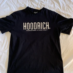 Hoodrich t-shirt metal - Svart t shirt från hoodrich med logga i metallfärg. Bra skick. T-shirten sitter inte tight eller baggy utan bara lite löst. Storleken är medium