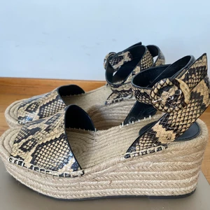 Skor - Massimo Dutti sandaler i strl 38 (passar även 38,5). Mycket sparsamt använda så väldigt fint skick 