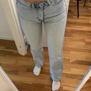 Superfin ljus blå färg på högmidjade jeans i modellen Rowe från Weekday, strl 24/30, passar mig som är 160 och brukar ha S!
